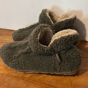 Women’s 10 LL Bean Sherpa booties slippers